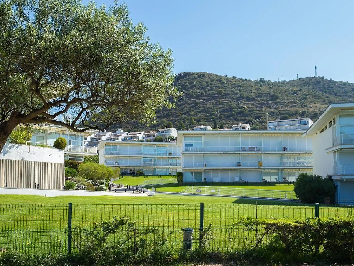 Magnifico Apartamento Renovado En Primera Linea De Playa Con Terraza, Piscina Y Parking, Roses - Es-228-109 Spain