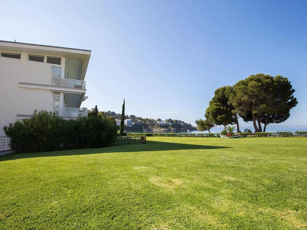 Magnifico Apartamento Renovado En Primera Linea De Playa Con Terraza, Piscina Y Parking, Roses - Es-228-109 0*,  Spain
