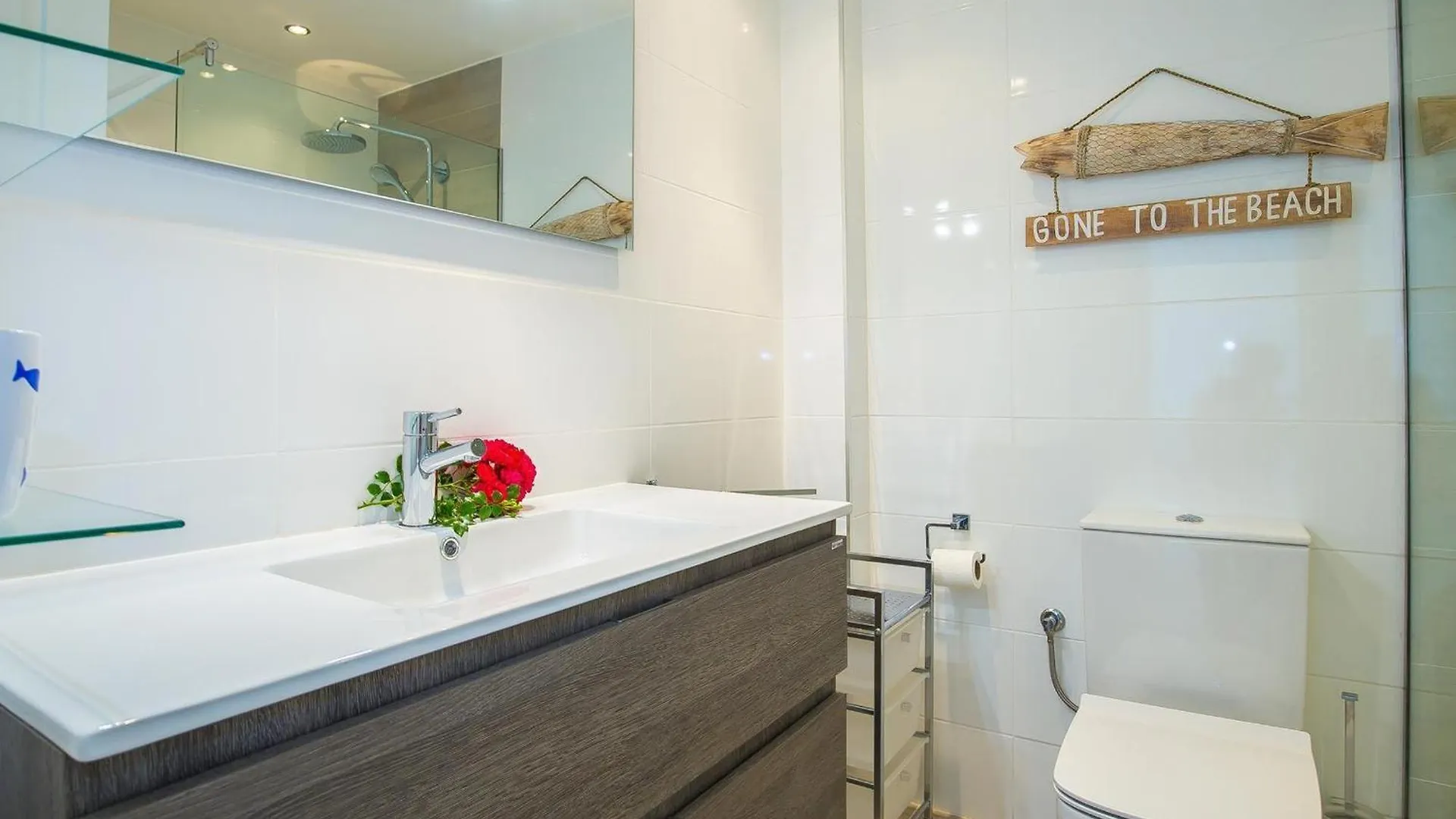 Magnifico Apartamento Renovado En Primera Linea De Playa Con Terraza, Piscina Y Parking, Roses - Es-228-109