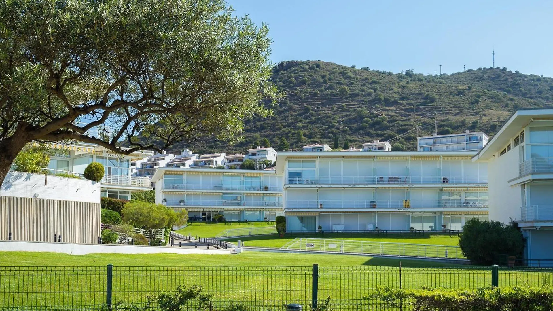 Magnifico Apartamento Renovado En Primera Linea De Playa Con Terraza, Piscina Y Parking, Roses - Es-228-109 0*,  Espagne