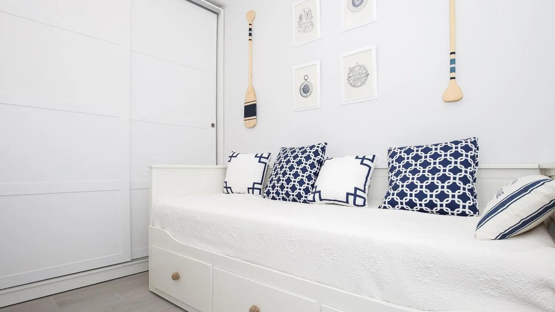 Magnifico Apartamento Renovado En Primera Linea De Playa Con Terraza, Piscina Y Parking, Roses - Es-228-109