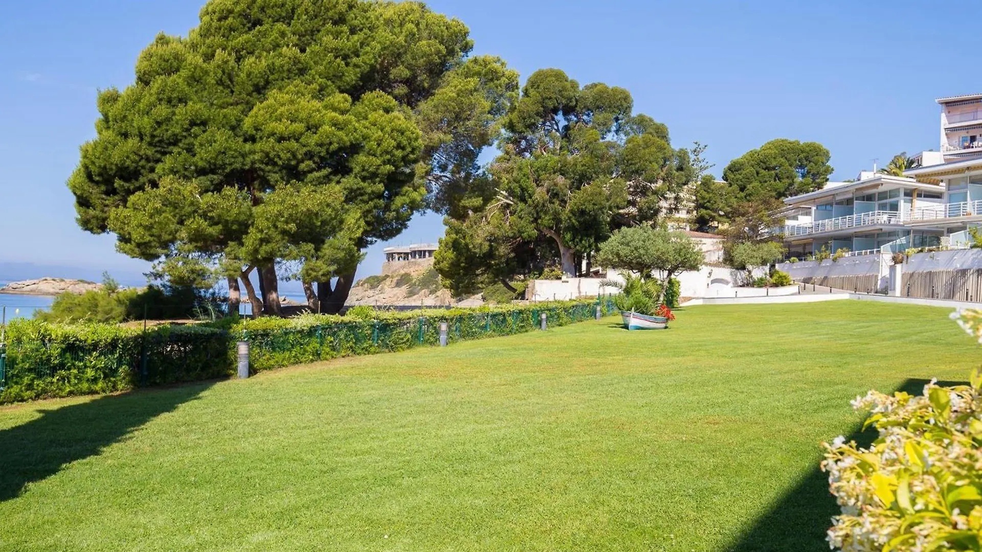 Magnifico Apartamento Renovado En Primera Linea De Playa Con Terraza, Piscina Y Parking, Roses - Es-228-109 0*,