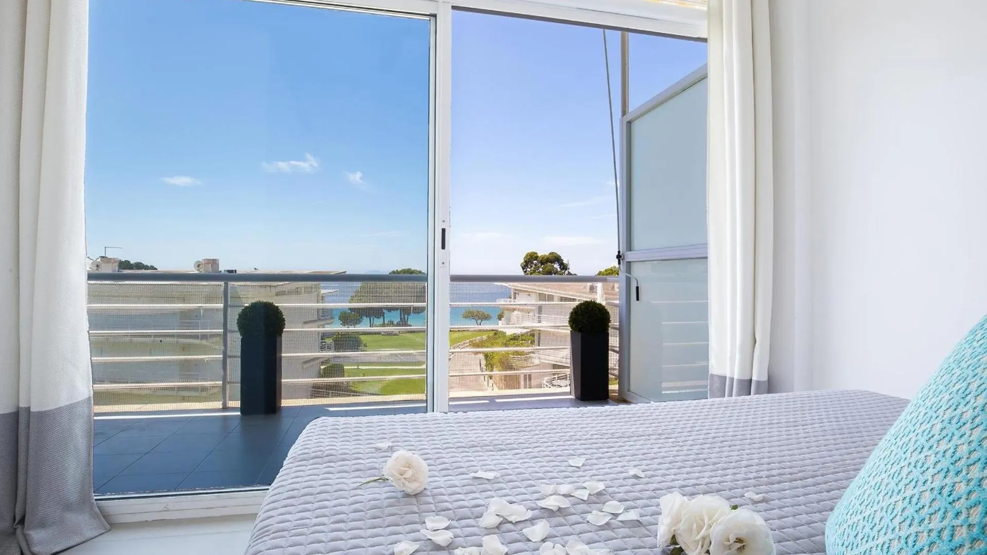 Magnifico Apartamento Renovado En Primera Linea De Playa Con Terraza, Piscina Y Parking, Roses - Es-228-109